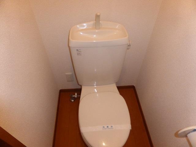 トイレ　落ち着いた色調のトイレです