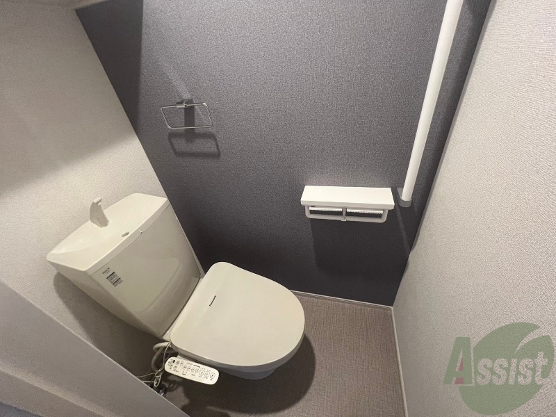 トイレ　トイレはウォシュレット機能付きです。安心して使用できますね。