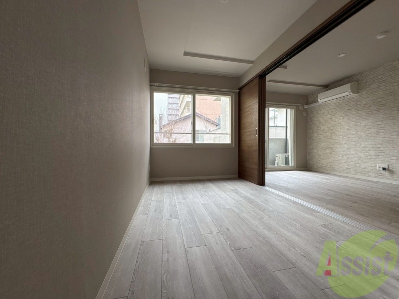 その他部屋・スペース　こちらのお部屋は光が差し込む、温かみのあるお部屋です。