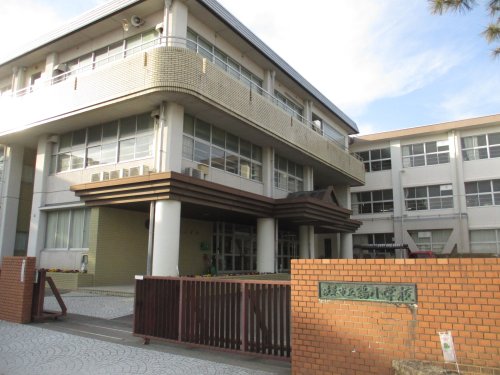 小学校　鶉小学校（小学校）まで833m