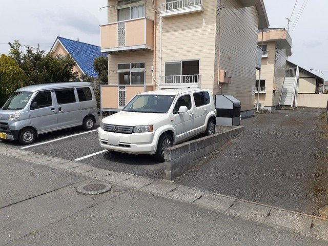 駐車場　駐車場があるので、車を買う予定の方も安心です