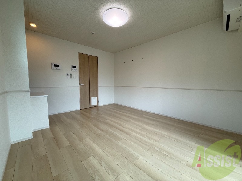 その他部屋・スペース　洋室を別角度から撮影しました。明るい印象ですね。