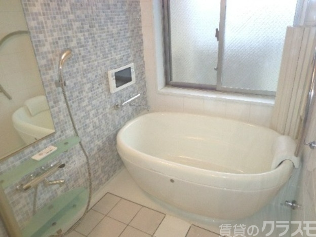 バス・シャワールーム　可愛いお風呂です♪窓アリも嬉しい！