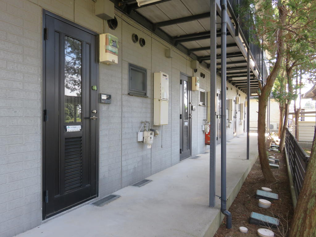 ロビー　緑に囲まれて爽やかな敷地内