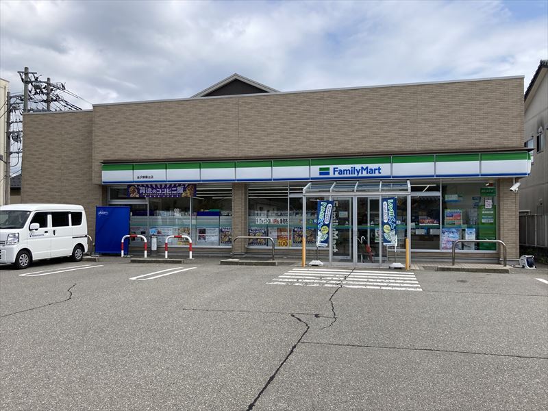 コンビニ　ファミリーマート金沢朝霧台店（コンビニ）まで451m