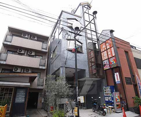 京都市伏見区深草稲荷中之町のマンションの建物外観