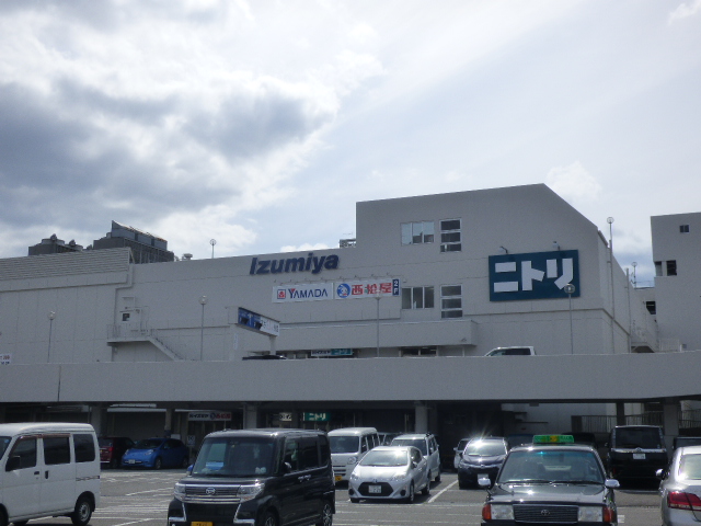 スーパー　Izumiya(イズミヤ) 六地蔵店（スーパー）まで555m