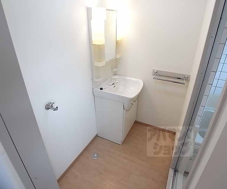 洗面設備　洗面所スペースです。洗濯機も置けます！