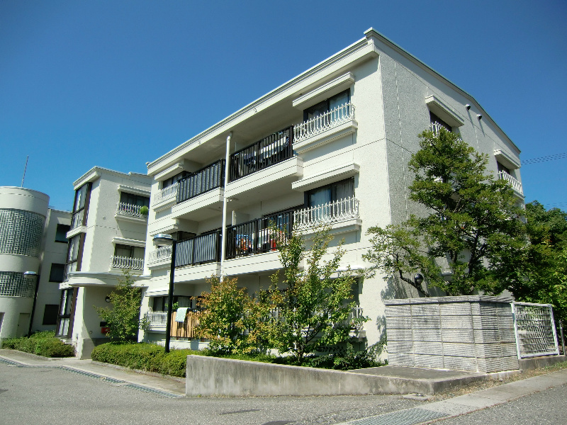 松本市大字岡田松岡のマンションの建物外観