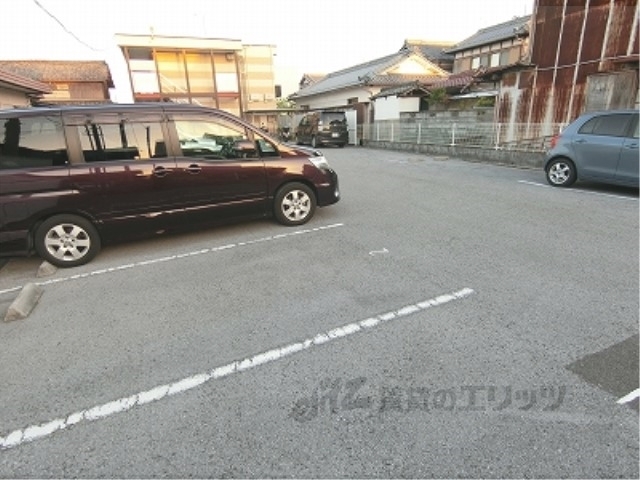 【近江八幡市江頭町のアパートの駐車場】