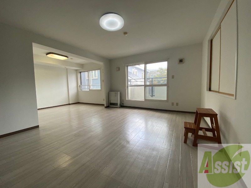 居室・リビング　日当たりが良くて心地よく過ごせそうなお部屋です。