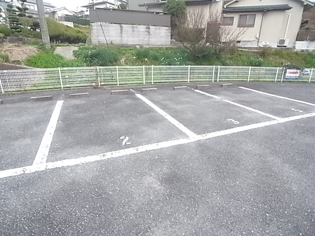 【小野市神明町のアパートの駐車場】