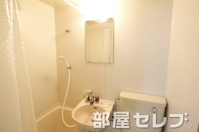 洗面設備　浴室内洗面台。