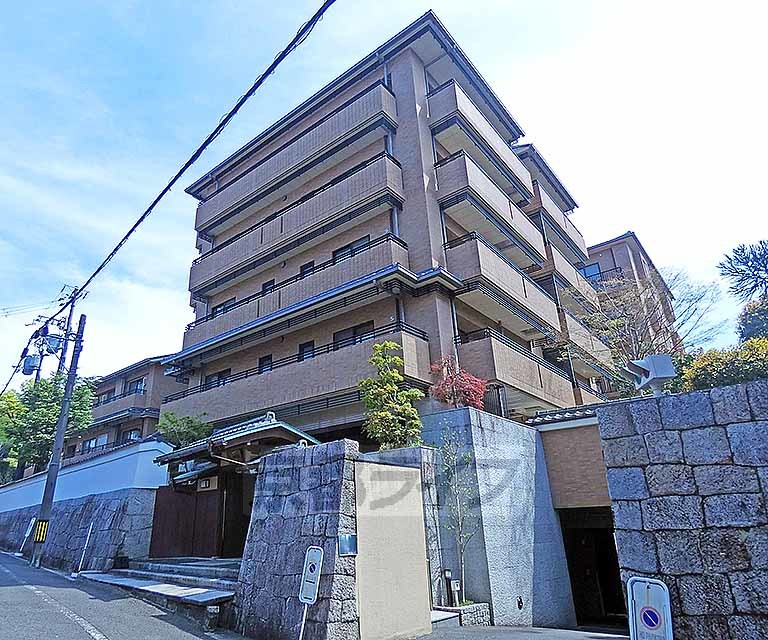 【京都市東山区粟田口三条坊町のマンションの建物外観】