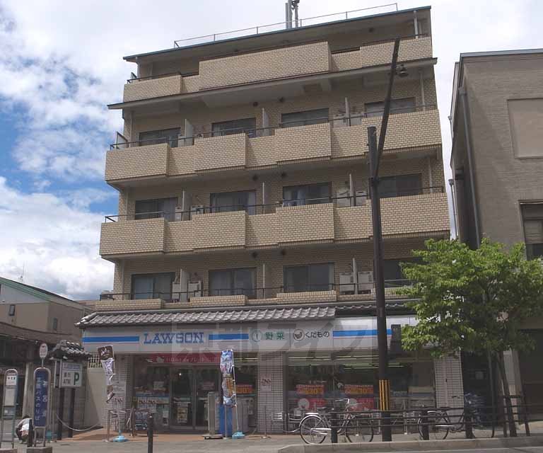 【京都市東山区粟田口三条坊町のマンションのコンビニ】