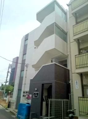 港区三田のマンションの建物外観