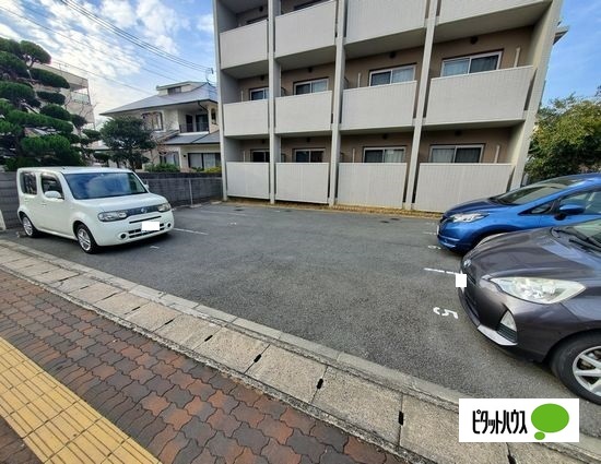 【明石市魚住町長坂寺のマンションの駐車場】