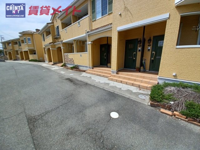 【松阪市垣鼻町のアパートのエントランス】