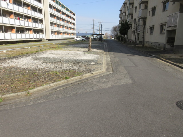 【倉敷市広江のマンションの駐車場】