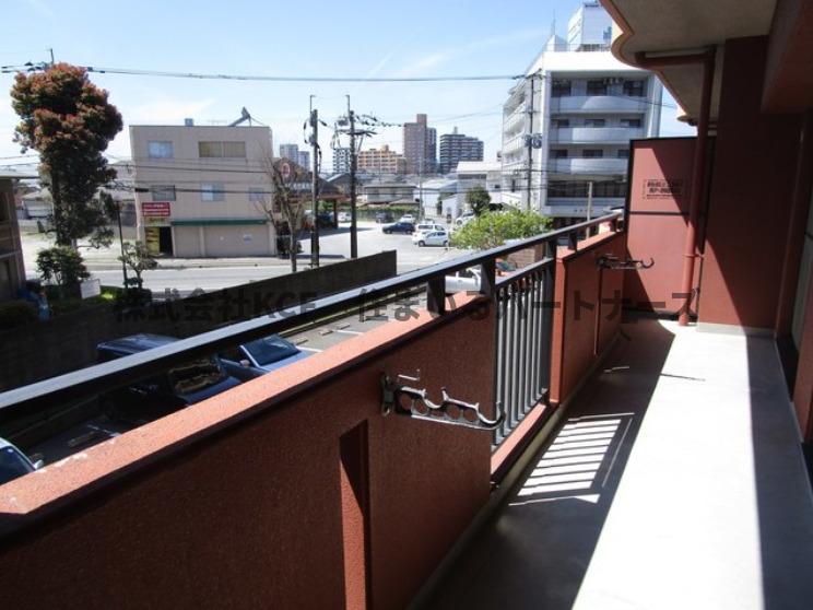 バルコニー　外からの目が気にならないバルコニーで洗濯物が干せます