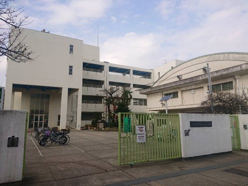 【八尾市山本町のアパートの小学校】