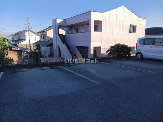 【津市高茶屋小森町のアパートの駐車場】