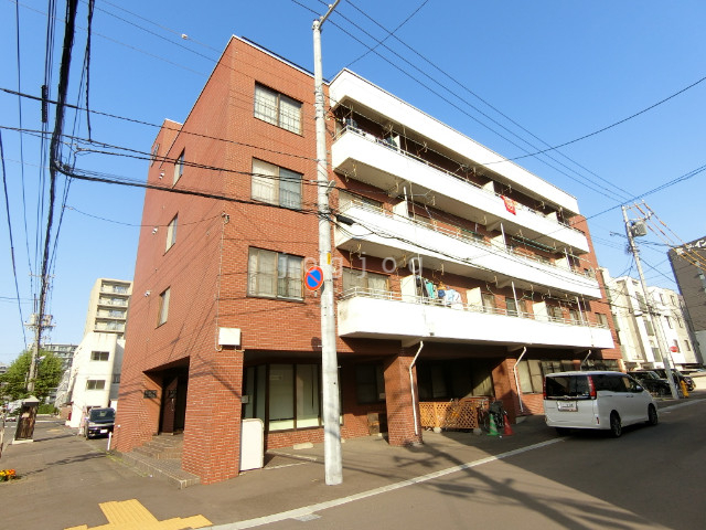 札幌市白石区菊水七条のマンションの建物外観