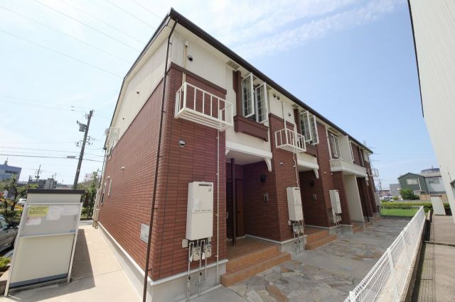 金沢市駅西本町のアパートの建物外観