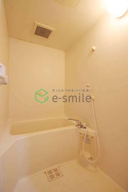 バス・シャワールーム　落ち着いた空間のお風呂です