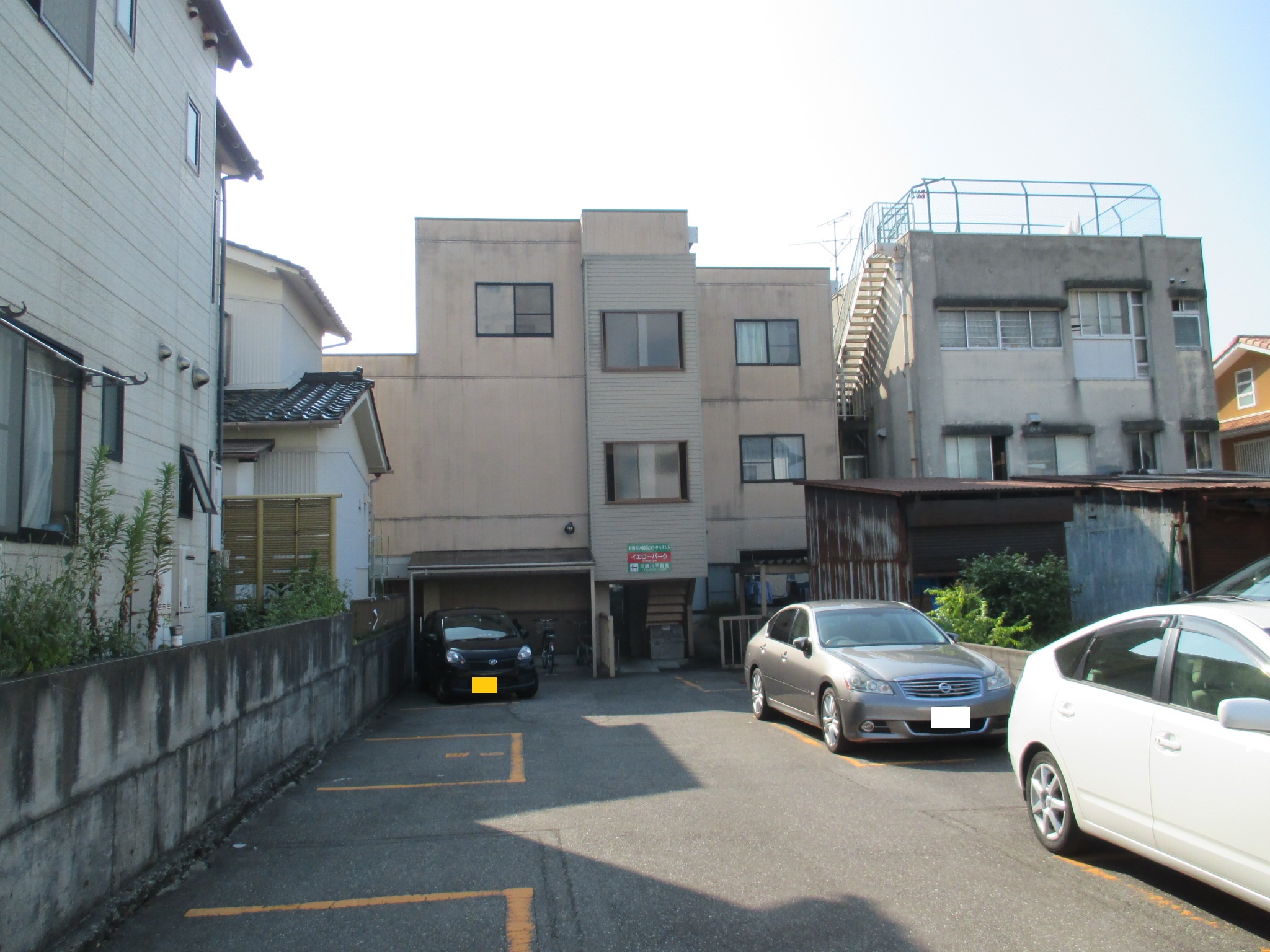 駐車場　裏通り側に駐車場がございます