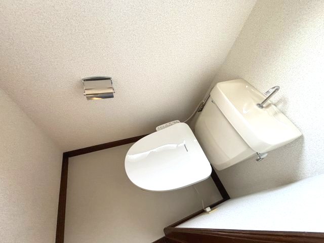 トイレ　落ち着いた色調のトイレです