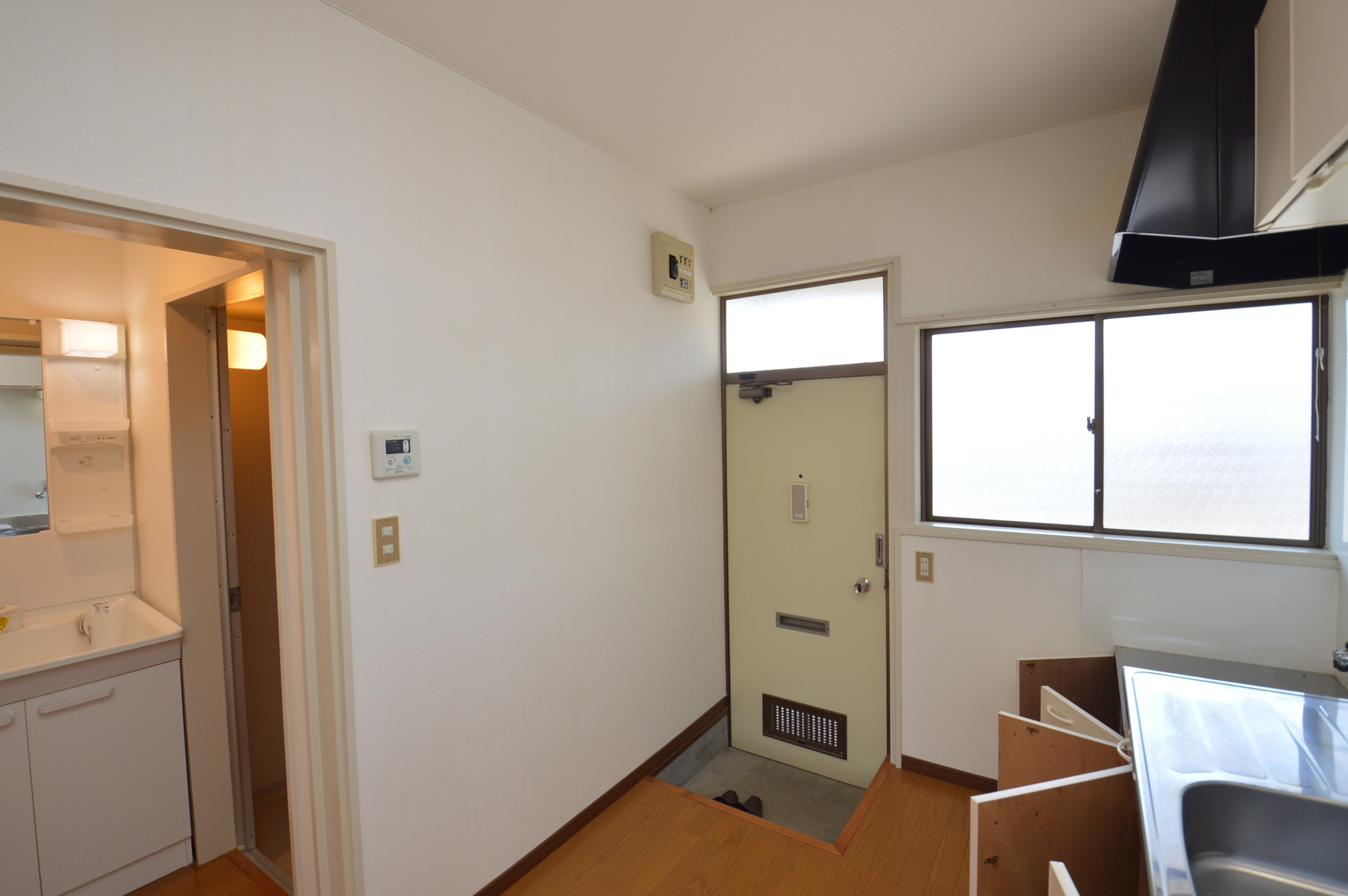 玄関　（参考）他室の写真を使用しています。現況優先となります。