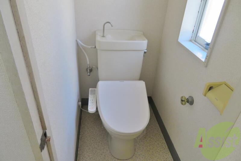 トイレ　温水洗浄付きでいつでも快適です。