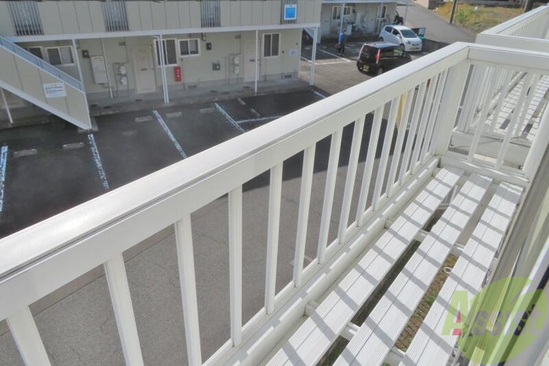 バルコニー　白いバルコニーおしゃれで清潔感がありますね。