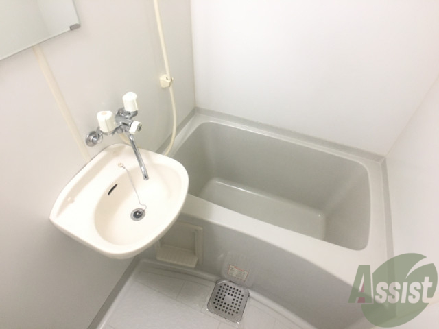 バス・シャワールーム　浴室も広くてゆったりとできるくらいの場所があります。