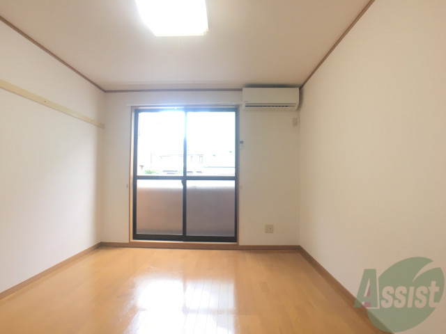 居室・リビング　洋室７．３帖になります。広くて明るいのでいいですね。