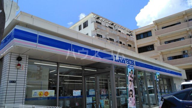 コンビニ　ローソン　沖縄安慶田三丁目店（コンビニ）まで907m