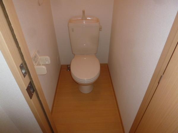 トイレ　圧迫感なく開放的です！