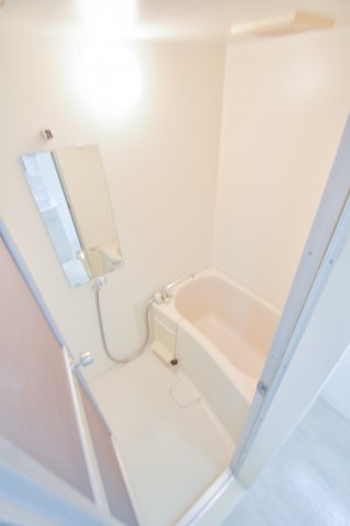 バス・シャワールーム　ちょうどいいサイズのお風呂です。お掃除も楽にできますよ。