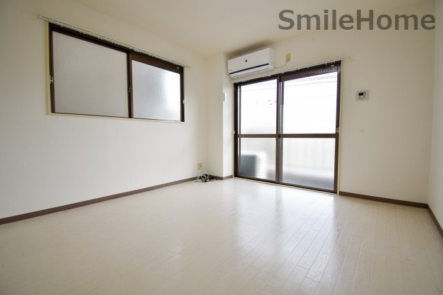 居室・リビング　エアコン付きのお部屋です