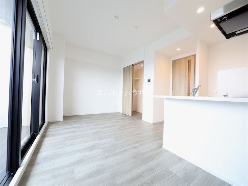 居室・リビング　LDK11.7帖　エアコン付　収納充実　バルコニーに面してい