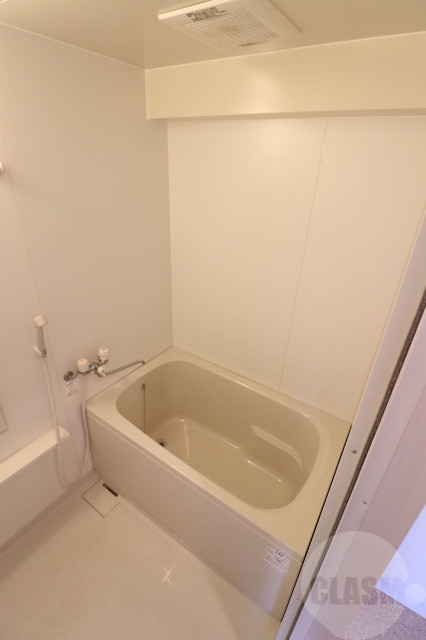 バス・シャワールーム　清潔感のあるバスルームです