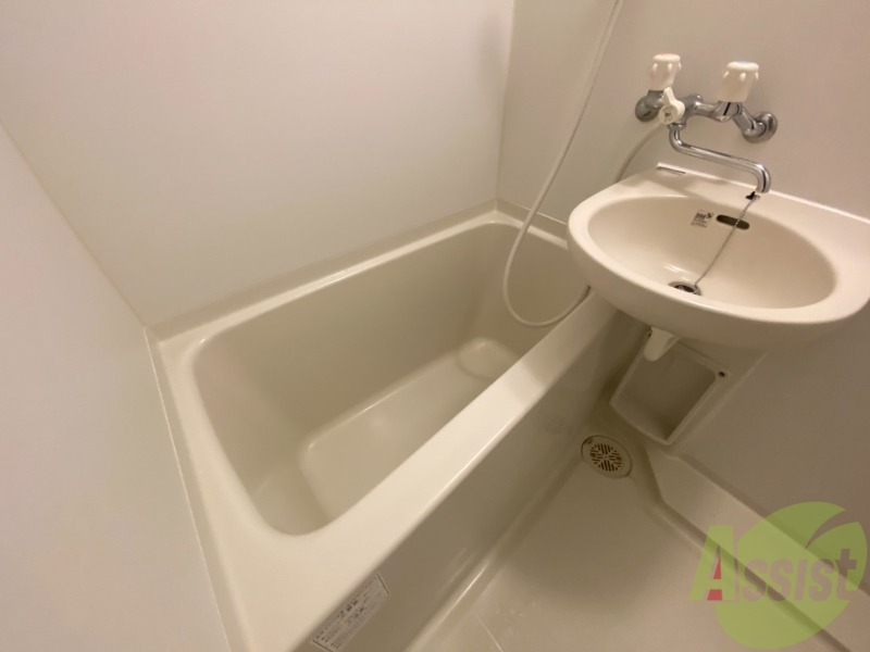 バス・シャワールーム　お風呂はこちら。１人暮らしにはピッタリのサイズ感ですね！