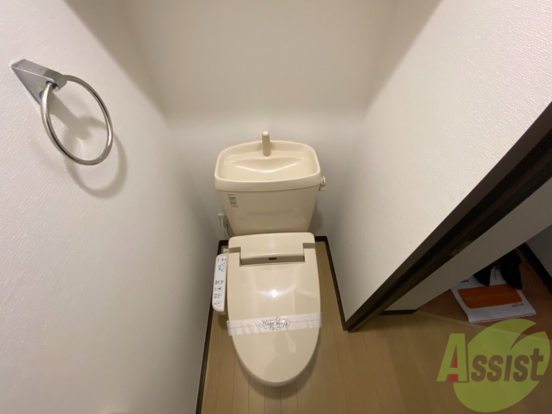 トイレ　温水洗浄便座なので快適に使用できそうですね。