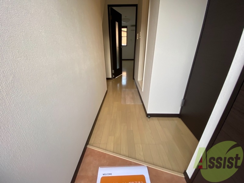 玄関　玄関から撮影しました。敷居が高くなくて安心ですね。