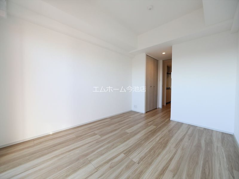 その他　洋室8.0帖　エアコン付　収納充実　南向バルコニー