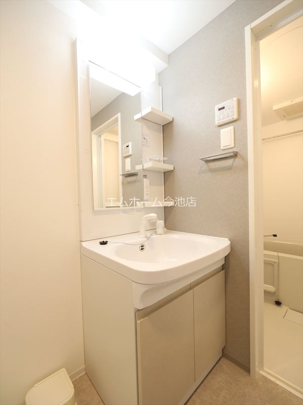 洗面設備　脱衣所　独立洗面台（シャンプードレッサー付）