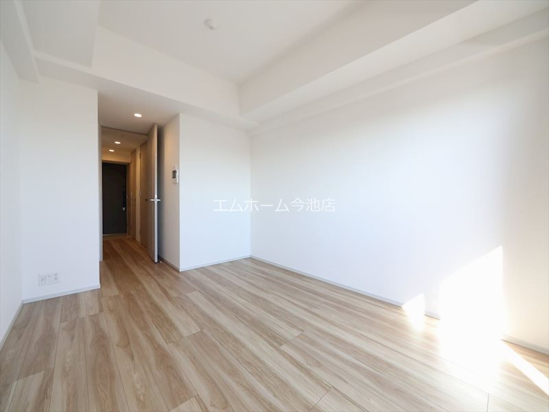 居室・リビング　洋室8.0帖　エアコン付　収納充実　南向バルコニー