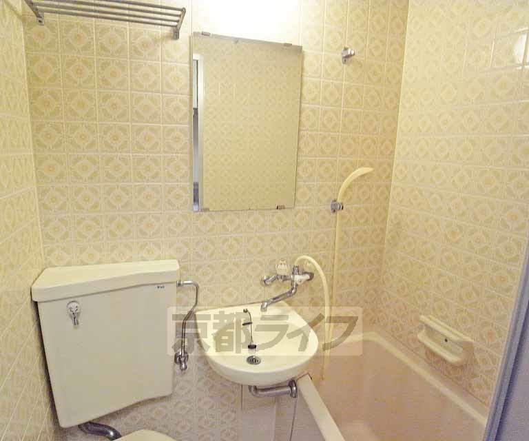 洗面設備　バスルーム内の洗面ボウルです。