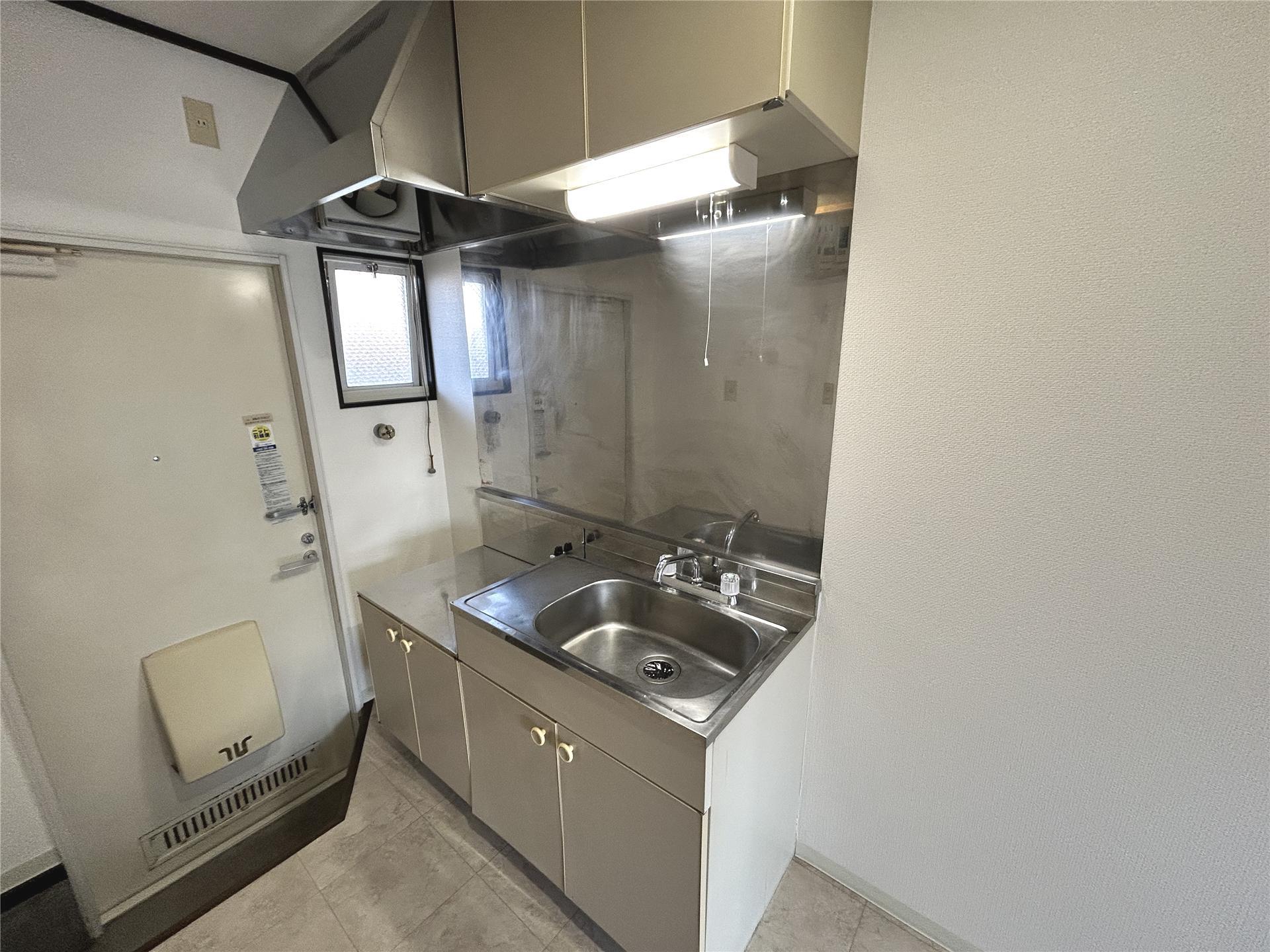 キッチン　上部収納付きのキッチンです(別部屋参考写真)